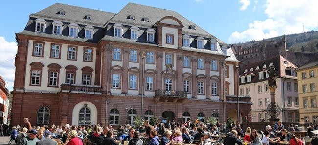 Rathaus Heidelberg mit Marktplatz davor