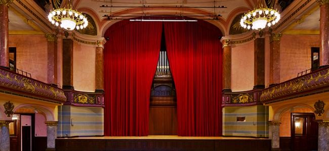 Blick auf die Bühne und die historische Orgel im großen Saal (Foto: Heidelberg Marketing / Peter Lorenz)