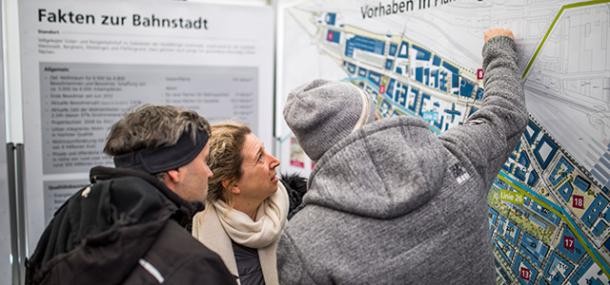 Buergerfest - Besucher schauen sich Bauplan an