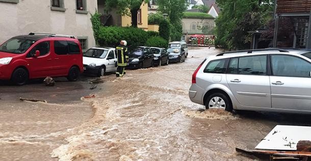 Durch Starkregen überflutete Straße in Handschuhsheim (Foto: Feuerwehr Handschuhsheim) Durch Starkregen überflutete Straße in Handschuhsheim