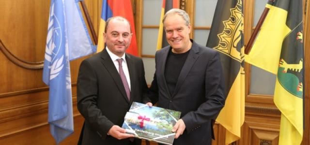 Der Oberbürgermeister und der armenische Bürgermeister im Rathaus mit einem Gastgeschenk.