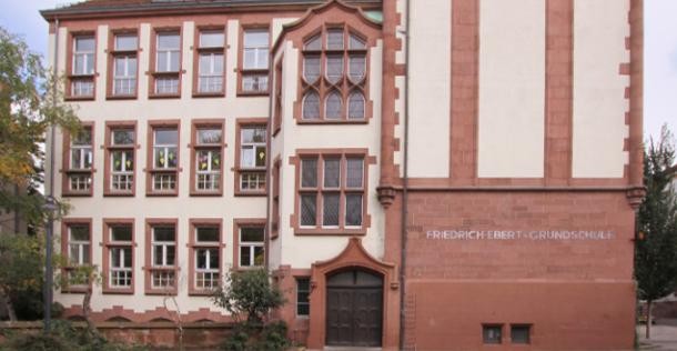 Das Gebäude der Friedrich-Ebert-Grundschule von außen