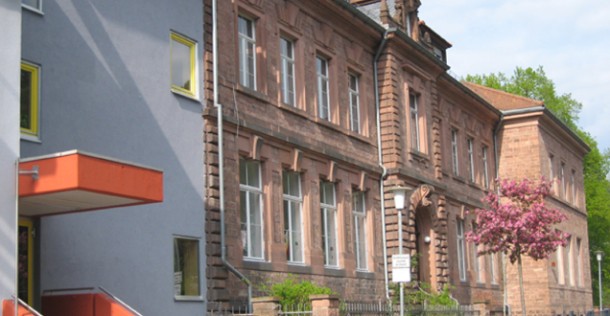 Das Gebäude der Grundschule Schlierbach von außen