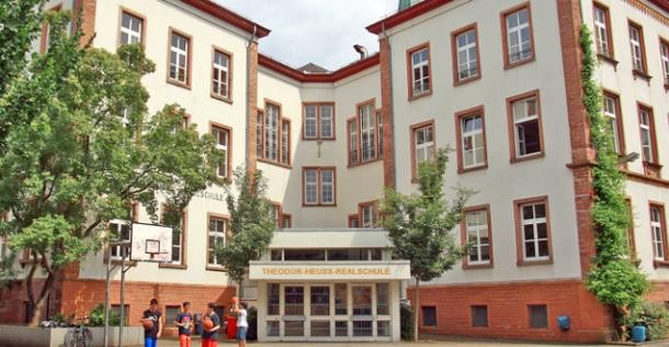 Das Gebäude der Theodor-Heuss-Realschule von außen