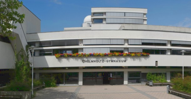 Das Gebäude des Helmholtz-Gymnasiums von außen