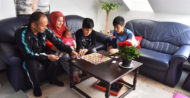 Familie mit Migrationshintergrund in der Flüchtlingsunterkunft in der Hardtstraße (