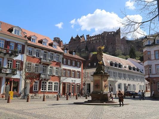 Blick vom Kornmarkt auf das Heidelberger Schloss 
