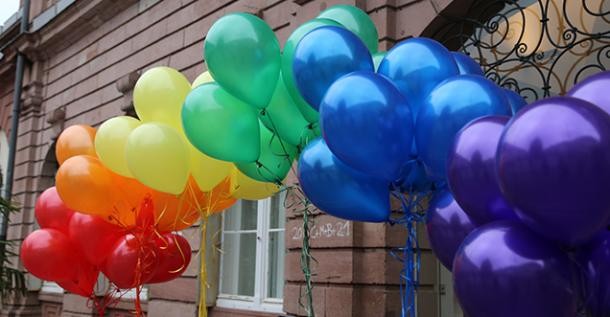 Luftballons in Regenbogenfarben vor dem Rathaus