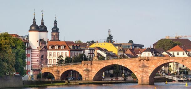  Die Alte Brücke in der Altstadt.