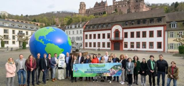 Bild der Kooperationspartnerinnen und -partner des Klimastadt-Vertrags auf dem Karlsplatz 