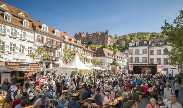Heidelberger Herbst auf dem Kornmarkt mit Schloss im Hintergrund