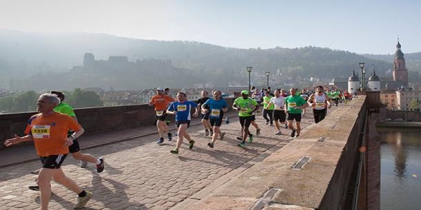 Läuferinnen und Läufer auf der Alten Brücke Heidelberg 