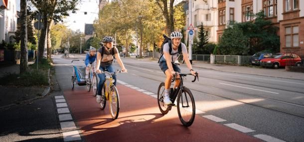 Drei Radfahrende auf einem Fahrradweg in Neuenheim