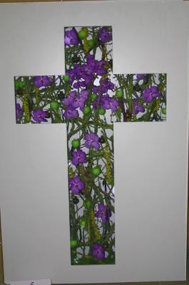 Ein Poster mit einem religiösen Kreuz mit Blumen aus Fairem Handel