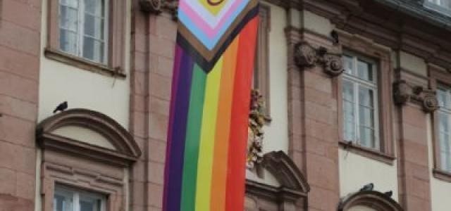 Regenbogenflagge gehisst vor dem Rathaus