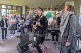 Live-Konzert vor 150 Gästen, in Kostümen der Heidelberger Modedesignerin Katharina Andes. Sängerin und Künstlerin Anna Baer alias Olive Green Anna präsentierte zu jedem live performten Lied eines ihrer Bilder – ein musikalisch-künstlerisches Gesamtwerk. (Foto: Philipp Rothe)