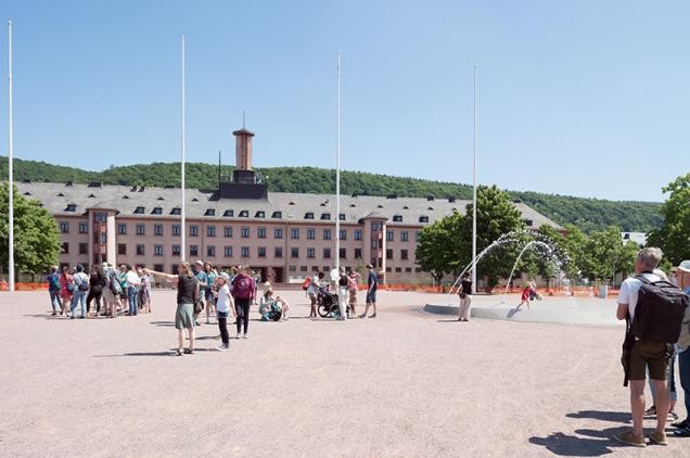 Menschen laufen über den Paradeplatz