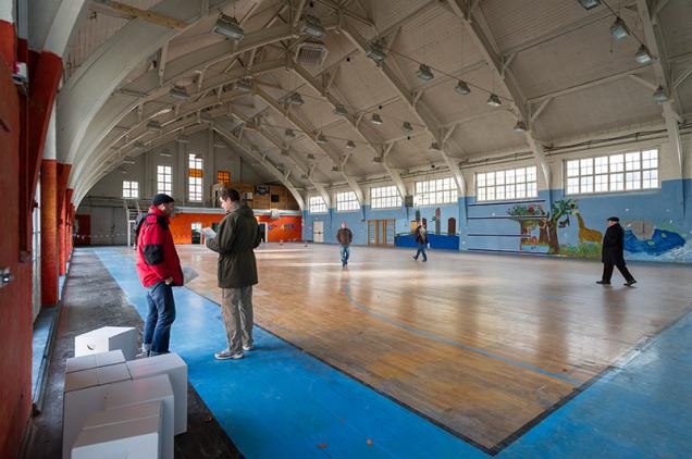 Bürgerinnen und Bürger besichtigen die unter Denkmalschutz stehende Sporthalle auf dem Hospital-Gelände bei einer Infoveranstaltung. (Foto: Philipp Rothe)