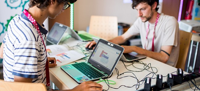 Two men, working with a laptop (Foto: Dittmer)