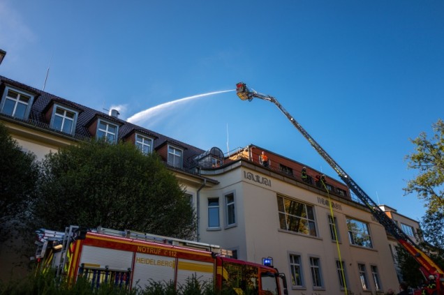 Bekämpfung des angenommen Dachstuhlbrandes von der Drehleiter aus (Foto: Tobias Dittmer)
