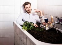 Der deutschsprachige Petry Slam-Meister 2018 posiert mit Erde bedeckt in einer Badewanne. (Foto: Fabian Stuertz)                           