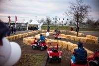 Foto von Kindern auf Mini-Feuerwehrautos