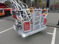 Der Drehleiterkorb kann mittles Halterung auch eine Krankentrage sicher transportieren (Foto: Feuerwehr Heidelberg)