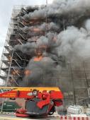 Flammen schlagen aus dem Gerüst heraus, die Fassade steht in Teilen des Gebäudes in Vollbrand