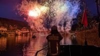 Ein Feuerwehrmann blickt vom Behelfslöschboot auf den Neckar, das Feuerwehr und die liegenden Boote.