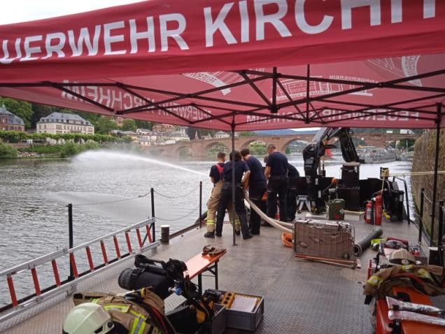 Feuerwehrleute üben die Wasserabgabe vom Behelfslöschboot