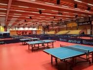 Halle mit aufgebauten Tischtennisplatten