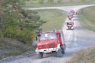 Ein Feuerwehrauto fährt eine Steile hoch