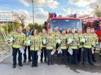 Gruppenbild aller Teilnehmer nach bestandener Prüfung