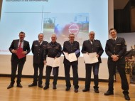 Gruppenbild mit 3 Feuerwehrmännern, die in die Altersabteilung wechslen