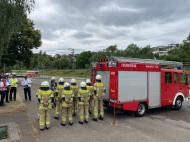 Die Gruppe steht hinter dem Löschfahrzeug und erhält den Befehl zum Einsatz