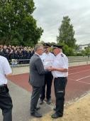 Uwe Bender erhält von Landrat Brötel das goldene Ehrenzeichen