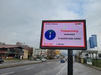 Werbedisplay in der Speyrer Straße zeigt einen Warntext an