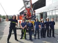 Gruppenbild der Lehrgangsteilnehmer vor der Drehleiter