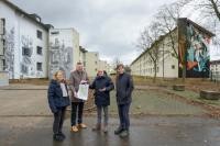 Gruppenfoto vor Gebäuden