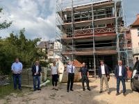 Erster Bürgermeister Jürgen Odszuck (2. v. r.) besucht mit Vertreterinnen und Vertretern der Stadtverwaltung sowie Feuerwehr Heidelberg den Rohbau des Feuerwehrgerätehauses Ziegelhausen