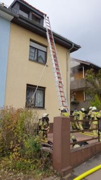 Einsatz der Schiebleiter zur Rettung einer Person aus dem Dachgeschoss