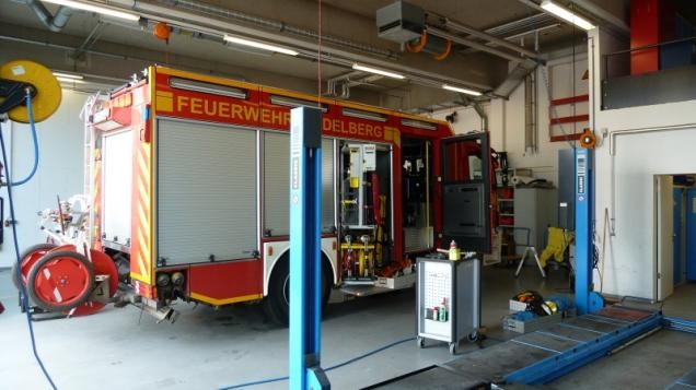 Ein Löschfahrzeug steht in der Werkstatt der Feuerwache