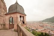 Bride and groom on the castle terrace (Photo: Michaela Janetzko)