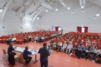 Beim Rückfragenkolloquium im Theater auf US Hospital beantworteten Wettbewerbsorganisator Andreas Kaupp (am Tisch, links) und Stefan Rees vom städtischen Stadtplanungsamt (am Tisch, rechts) die Fragen der Fachplaner. (Foto: Rothe)