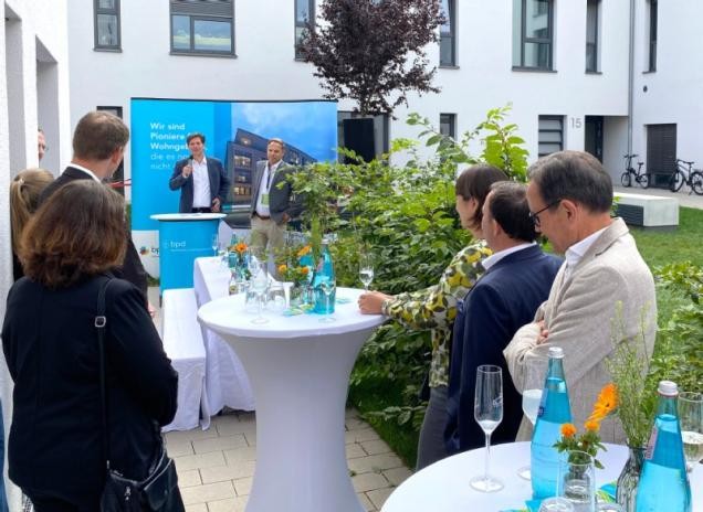 Menschen auf einer Konferenz im Garten