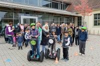 Diakonie und Caritas können für ihre Flüchtlingsarbeit rund um Patrick Henry Village jetzt auf Segways zurückgreifen (Foto: Rothe)