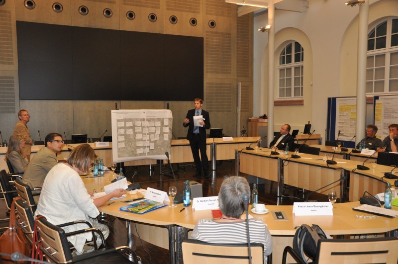 Blicke in den neuen Sitzungssaal des Rathauses Heidelberg bei der Sitzung des Entwicklungsbeirats (Foto: Freischlad und Holz)