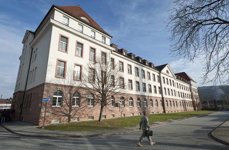 In Patton Barracks zwischen Speyerer Straße und Kirchheimer Weg sind vor allem Verwaltungsgebäude und Kasernen untergebracht, in denen Soldaten ohne Familien leben. (Foto: Rothe)