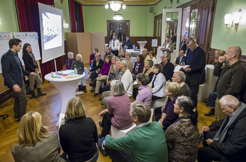 Beim Bürgerforum Konversion im Ballsaal der Stadthalle informieren sich die Heidelberger über die Zukunft der Liegenschaften, die heute noch von der US-Armee genutzt werden. (Foto: Rothe)