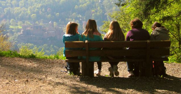 Gazing at the castle (Photo: Hornung)